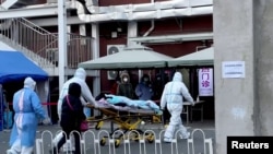 北京朝阳医院员工在运送病人。（2022年12月13日）
