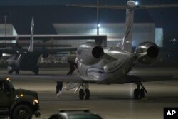 Bintang WNBA Brittney Griner turun dari pesawat di Kelly Field di San Antonio, Texas, setelah dibebaskan dalam pertukaran tahanan dengan Rusia, Jumat, 9 Desember 2022. (AP/Eric Gay)