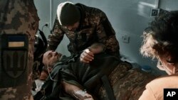 지난 19일 우크라이나 도네츠크 지역의 한 병원에서 우크라이나 군인이 응급 처치를 받고 있습니다.