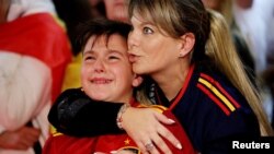 بارسلونا میں ایک بڑی اسکرین پر میچ دیکھنے کے دوران سپین کے شائقین پینلٹی شوٹ آؤٹ کے دوران apny ردعمل کا اظہار کر رہے ہیں۔