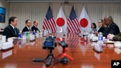 12일 미국 워싱턴 국방부 청사에서 로이스 오스틴 국방장관(오른쪽)과 하마다 야스카즈 일본 방위상이 회담했다.