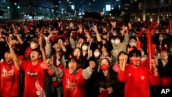 24일 한국 서울에서 카타르 월드컵 한국과 우루과이의 H조 경기 거리 응원이 펼쳐졌다.