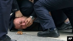 上海警察把一名抗议中国严厉防疫政策的青年压倒在地 (2022年11月27日)