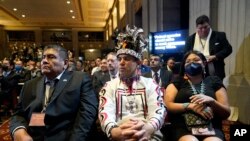 Sejumlah perwakilan masyarakat adat tampak mendengarkan pidato Presiden AS Joe Biden dalam Konferensi Masyarakat Adat Gedung Putih yang digelar di Washington pada 30 November 2022. (Foto: AP/Patrick Semansky)