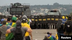 Après plusieurs heures de chaos, les forces de l'ordre ont repris le contrôle des bâtiments envahis.