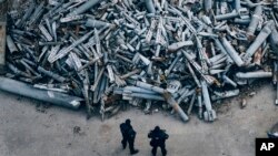 قطعات جمع‌آوری شده موشک‌های روسی که به خارکف در اوکراین، اصابت کرد - ۳ دسامبر ۲۰۲۲