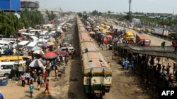 Un train roule devant un méga terminal de bus à Lagos, le 24 avril 2019. 