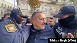 Bakıda Bəxtiyar Hacıyevin azadlığa buraxılması tələbi ilə aksiyaya cəhd edilib. (mərkəzdə Milli Şuranın funksioneri)