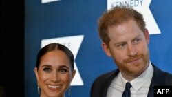 Le prince Harry et son épouse Meghan disent avoir été utilisés pour "nourrir les loups" et reprochent à la famille royale d'avoir "menti pour protéger" le prince William, héritier du trône