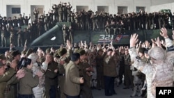 지난 2022년 11월 화성-17형 대륙간탄도미사일 시험발사 현장에서 군인들이 시찰 나온 김정은 북한 국무위원장을 위해 환호하고 있다.