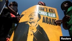 Le Congrès national africain et le Parti communiste sud-africain, protestent contre la décision de la Cour constitutionnelle de libérer sur parole Janusz Walus, l'homme qui a tué le leader de la lutte anti-apartheid Chris Hani, Afrique du Sud, 30 novembre 2022.