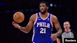 Joel Embiid des Philadelphia 76ers lors d'un match contre les Los Angeles Lakers, USA, le 15 janvier 2023. 