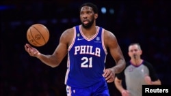 Joel Embiid des Philadelphia 76ers lors d'un match contre les Los Angeles Lakers en 2023.