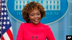 카린 장 피에르 백악관 대변인이 3일 브리핑을 하고 있다.
