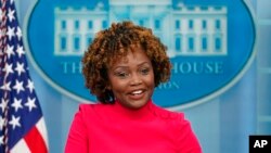 وائٹ ہاؤس کی پریس سکریٹری کیرین جین پیئر منگل، 3 جنوری، 2023 کو واشنگٹن میں وائٹ ہاؤس کی پریس بریفنگ میں۔ فوٹو اے پی