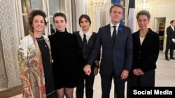 دیدار امانوئل مکرون با شماری از زنان فعال ایرانی در کاخ الیزه