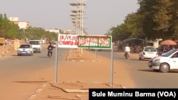 Yadda Wasu Suka Bata Allunan Sabon Titin Shugaba Buhari Da Jan Fenti a Birnin Yamai Na Jamhuriyar Nijar