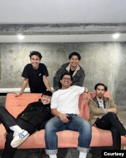 Lima pemuda yang menamakan diri mereka Pandawara itu sudah berteman sejak 2017 (kiri atas-kanan bawah: Gilang, Rafly, Ikhsan, Rifqi, Agung) (Foto: Courtesy/Pandawara Group)