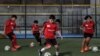 Anak-anak berlatih di lapangan sepak bola di Akademi Olahraga Cedars di ibu kota Qatar, Doha, 8 November 2022. (KARIM JAAFAR/AFP)