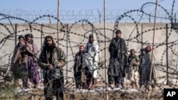 اعضای طالبان در حال مشاهده محل انفجار در نزدیکی وزارت کشور افغانستان در کابل در ۱۱ دی ۱۴۰۱- آسوشیتدپرس 