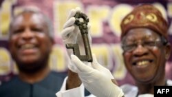 Le ministre de la Culture du Nigeria Lai Mohammed a salué cette première restitution, remerciant notamment l'Allemagne pour sa "coopération". 