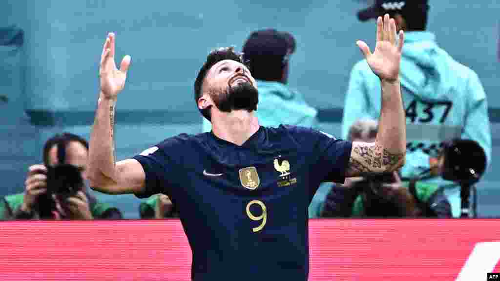 Attaquant ya France Olivier Giroud afukami kosepela maboko likolo na match na Amgleterre ya 1/4 ya finale ya Mondial Qatar 2022 na stade Al-Bayt, Al Khor, Doha, 10 décembre 2022. (Photo by Anne-Christine POUJOULAT / AFP)