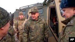 세르게이 쇼이구(가운데) 러시아 국방부 장관이 지난해 12월 우크라이나 모처에서 전투 중인 러시아군 부대를 시찰하고 있다. (자료사진)