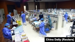 中国河北沧州一家医院特护病房的医护人员在医治新冠重症病人。（2023年1月11日）