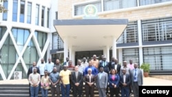 Waandishi wa habari wapigwa picha ya pamoja nje ya makao makuu ya Jumuiya Ya Afrika Mashariki mjini Arusha, Tanzania. Novemba 28, 2022. Picha na Asiraji Mvungi. 