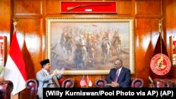 Menteri Pertahanan AS Lloyd Austin (kanan), bertemu dengan Menteri Pertahanan Indonesia Prabowo Subianto di Jakarta, Senin, 21 November 2022. (Willy Kurniawan/Pool Photo via AP)