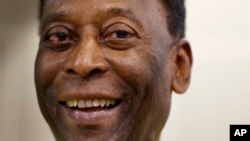 Pelé sourit lors d'une rencontre avec des journalistes dans un restaurant londonien le 20 mars 2015.