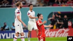 Gareth Bale yana murnar farke kwallon da Amurka ta ci kasarsa ta Wales, an tashi da ci 1-1 a wasan na gasar cin kofin duniya a Qatar