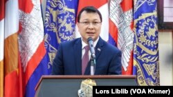 រូបឯកសារ៖ លោក ឌិត ទីណា រដ្ឋមន្ត្រីក្រសួងកសិកម្ម​ថ្លែងអំពី«ទស្សនទានក្នុងវិស័យកសិកម្មនៅកម្ពុជា» នៅក្នុងសន្និសីទសារព័ត៌មានមួយនៅទីស្តីការគណៈរដ្ឋមន្ត្រី ក្នុងរាជធានីភ្នំពេញ ថ្ងៃទី៥ ខែមករា ឆ្នាំ២០២៣។ (លាស់ លីបលីប/វីអូអេ)
