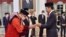 Presiden Joko Widodo melantik Guntur Hamzah sebagai hakim Mahkamah Konstitusi di Istana Negara Jakarta, Rabu (23/11/2022). (Twitter/setkabgoid)