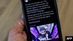 Seseorang di ibu kota Siprus, Nicosia, sedang melihat cuitan tentang hukuman gantung Mohsen Shekari yang dilakukan oleh otoritas Iran. (Foto: AFP)