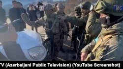 Rusiya sülhməramlıları etirazçılarla üz-üzə dayanıb (Video görüntü - İTV)