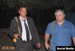 "ფორუმის" ერთ-ერთი მასპინძელი, რუსეთის დუმის დეპუტატი ყაზბეგ ტაისაევი (მარჯვნივ) რუსეთ-საქართველოს ომის დროს, ოკუპირებულ ცხინვალში