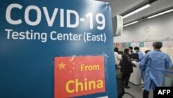 3일 한국 인천국제공항에서 중국발 여행객을 대상으로 신종 코로나바이러스 감염 검사를 진행하고 있다.