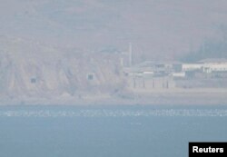 지난 2009년 3월 한국 서해 연평도에서 바라본 북한 해주의 해안포 진지와 마을. (자료사진)