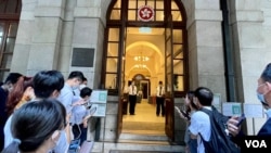 大批记者11月28日下午四时在香终审法院外，等候颁布英国御用大律师Tim Owen能否代表壹传媒创办人黎智英国安法案件抗辩的书面判辞 (美国之音/汤惠芸)