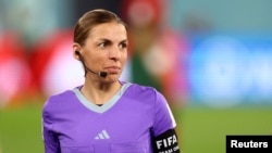 Wasit sepak bola asal Prancis Stephanie Frappart. (Foto: Reuters/Hannah Mckay)