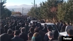 تشییع عرفان کاکایی و بها الدین ویسی در شهر جوانرود کرمانشاه - دوشنبه ۳۰ آبان ۱۴۰۱