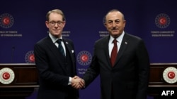 Menlu Turki Mevlut Cavusoglu (kanan) menerima Menlu Swedia Tobias Billstrom di Ankara 22 Desember 2022 lalu (foto: dok).