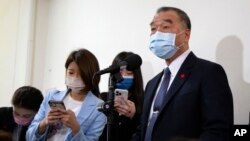 추궈정(오른쪽) 타이완 국방부장이 취재진과 환담하고 있다. (자료사진)