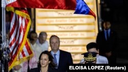Wakil Presiden AS Kamala Harris dan suaminya Doug Emhoff tiba di Bandara Internasional Ninoy Aquino di Metro Manila, Filipina, pada 20 November 2022. (Foto: Reuters/Eloisa Lopez)