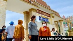 ប្រជាពលរដ្ឋរស់នៅជិតព្រលានយន្តហោះថ្មី OCIC ត្រឡប់ទៅផ្ទះវិញ ក្រោយជួបជាមួយមន្ត្រីសាលាខេត្តកណ្តាលរួចរាល់ ទាក់ទងការស្នើសុំឱ្យអាជ្ញាធរបញ្ជាក់អំពីការបង់លេខវៀងតាមផ្ទះរបស់ពួកគេ ដែលព្រួយបារម្ភដល់ការបណ្តេញចេញ កាលពីថ្ងៃទី ២៧ ខែធ្នូ ឆ្នាំ ២០២២។ (លាស់ លីបលីប/វីអូអេ)