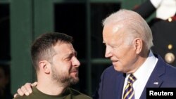 Presiden AS Joe Biden menyambut Presiden Ukraina Volodymyr Zelenskiy di Halaman Selatan di Gedung Putih di Washington, AS, 21 Desember 2022. (Foto: REUTERS/Kevin Lamarque)