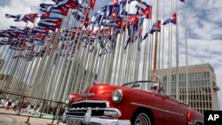 Foto Achiv: Yon ansyen machin dekapotab Ameriken estasyone tou pre anbasad Etazini pandan drapo Kiben ap flote sou Tribin Anti-Enperyalis la nan Lahavan, Kiba, 26 Jiye, 2015. 