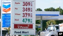 12일 미국 플로리다주 마이애미의 한 주유소에 휘발류 가격이 3달러 대로 게시돼 있다. (자료사진)