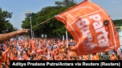 Para buruh berpawai menuju Monas dalam unjuk rasa untuk memprotes Perppu Cipta Kerja, Sabtu, 14 Januari 2023. (Foto: Aditya Pradana Putra/Antara Foto via Reuters)